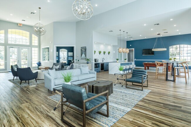 Foto del edificio - The Club at Danforth Apartments