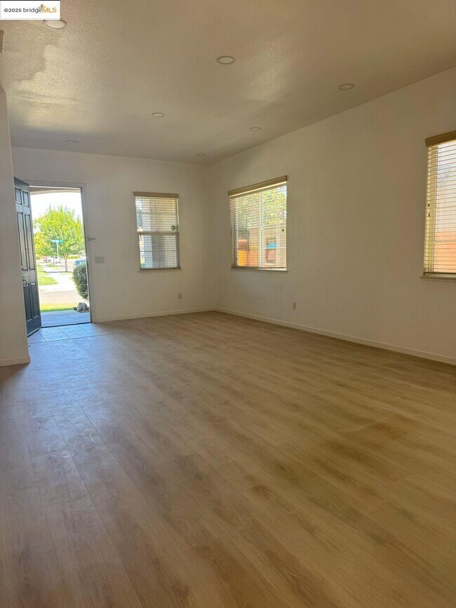 Foto del edificio - 2638 Breaker Way