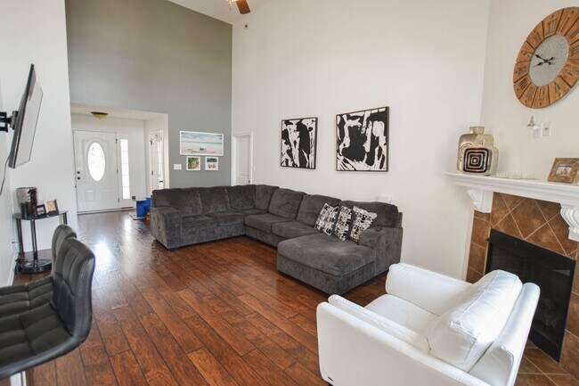 Building Photo - Pet Friendly Three Bedroom!