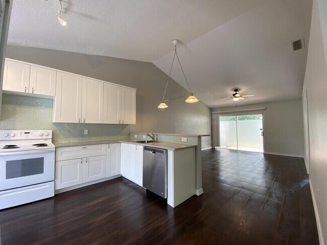 Building Photo - 1185 Lucaya Cir
