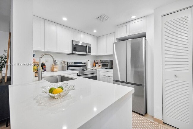 Building Photo - 241 W Park Dr