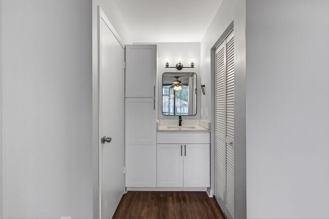Foto del edificio - ONE BEDROOM ONE BATHROOM WITH LAKE VIEW!!!