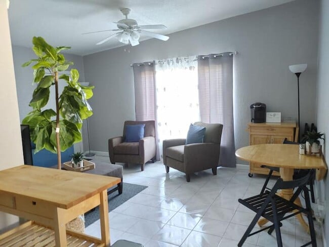 Foto del edificio - 5830 Camellia Dr