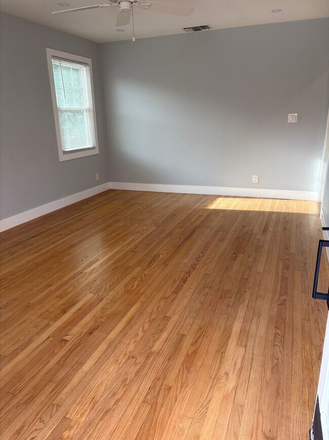 Building Photo - 454 S 4th St