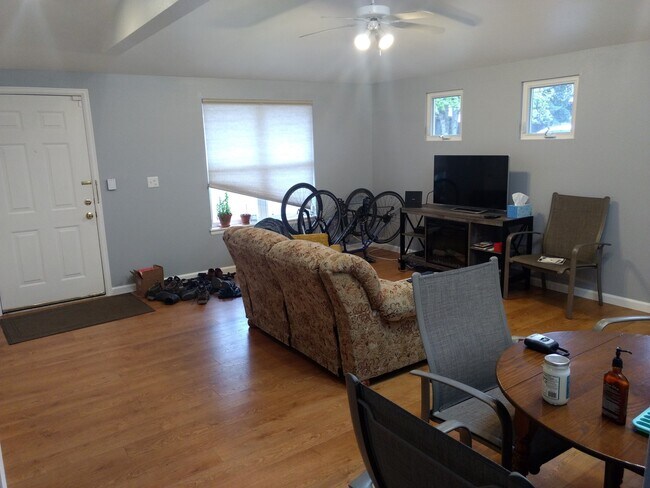 Foto del edificio - COZY 3 Bed 2 Bath Ranch Style Condo in Bou...
