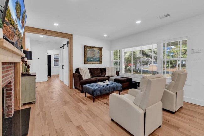 Building Photo - 519 35th Ave N