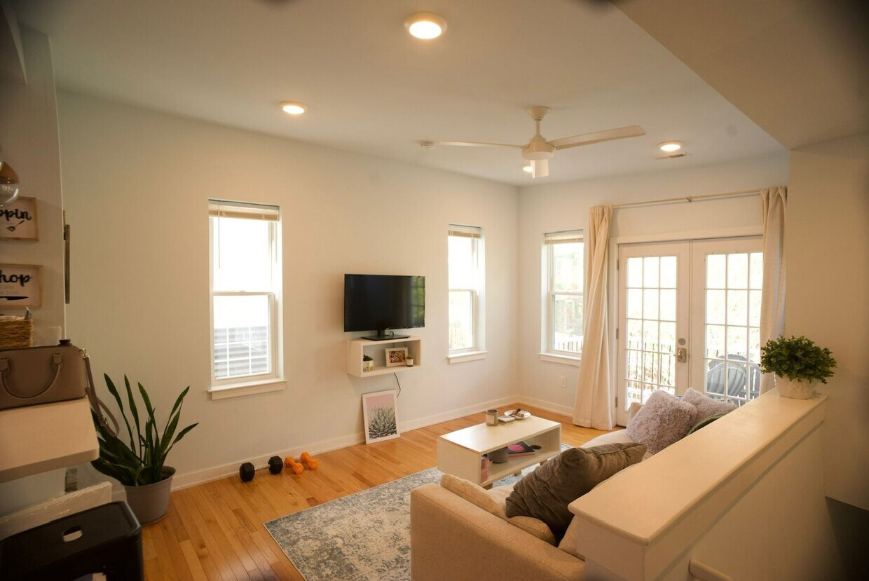 Primary Photo - 4129 Lauriston St