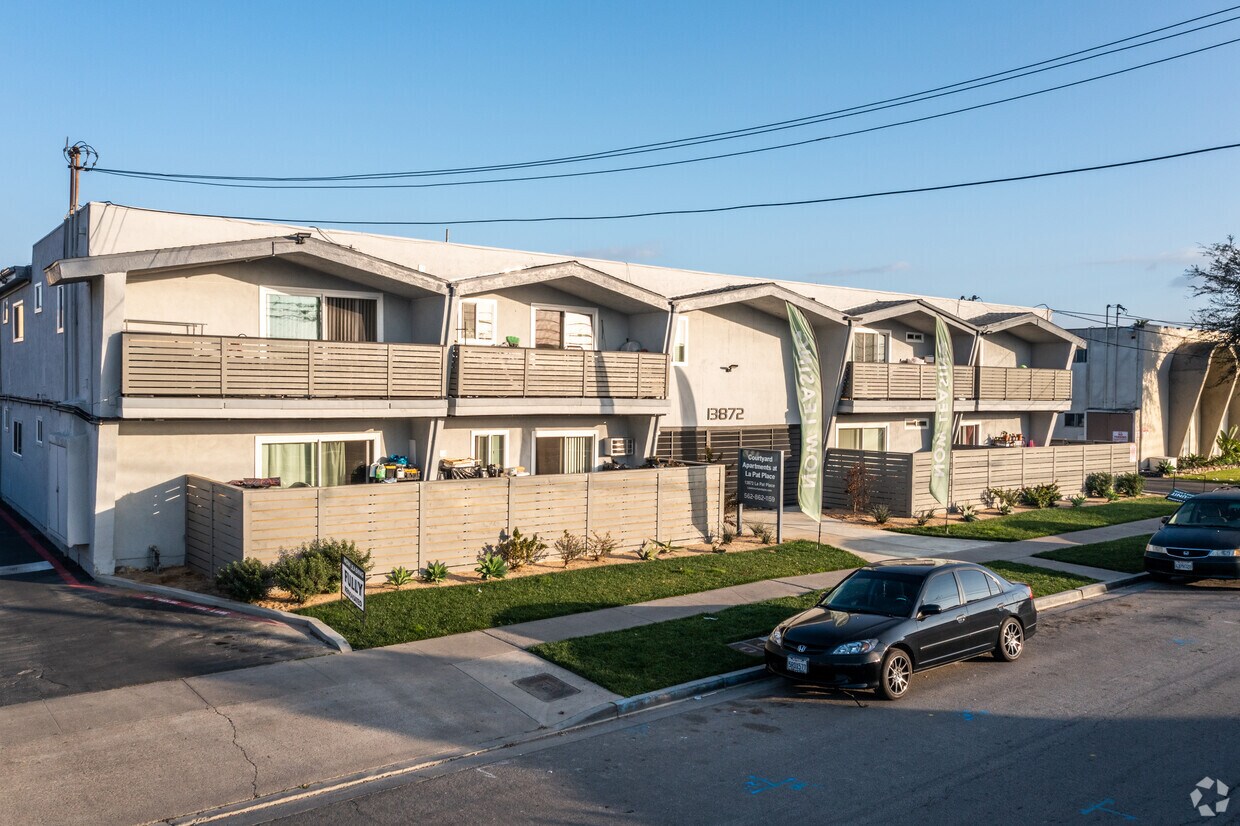 https://images1.apartments.com/i2/R5yy5jxn32h6lIzbfozJIqXSLJI8p9TQ4NgRJ4jSsns/111/courtyard-apartments-at-la-pat-place-westminster-ca-building-photo.jpg