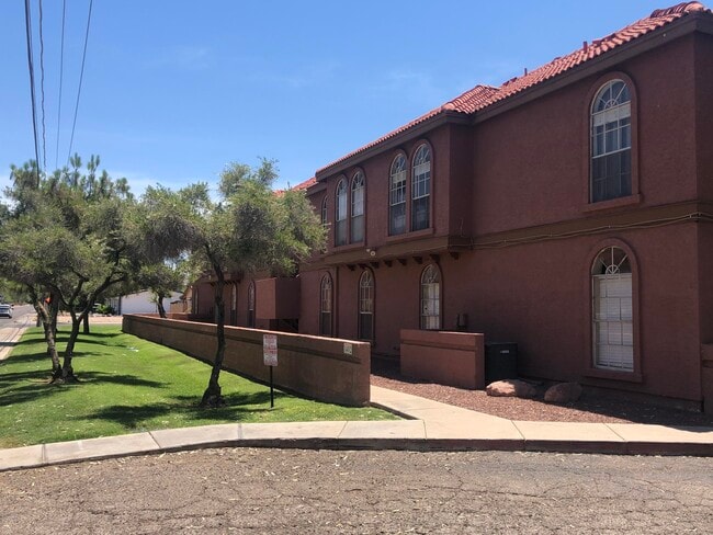 Building Photo - 1402 S Jentilly Ln