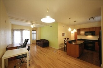 Building Photo - 711 W 26th St