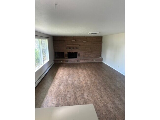 Building Photo - CUTE 3 BED, 2 BATH HOUSE Spacious inside a...