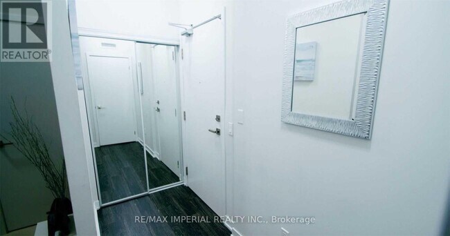 Photo du bâtiment - 4055 Parkside Village Dr