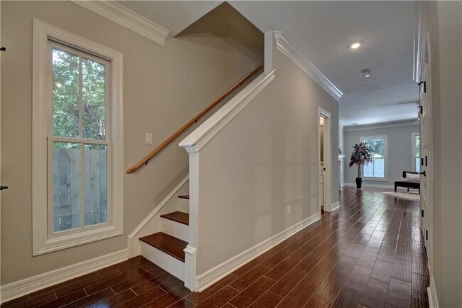 Building Photo - 806 E 46th St