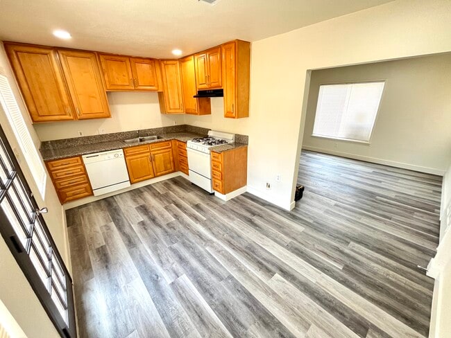 Building Photo - 4667 N Mayfield Ave