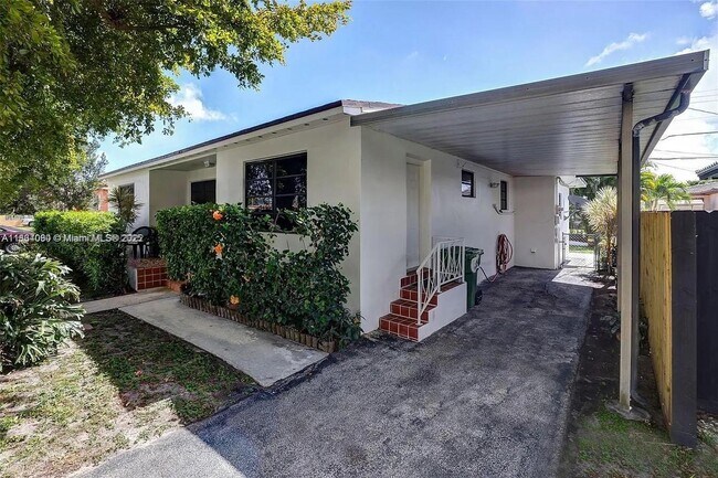 Foto del edificio - 3040 SW 11th St