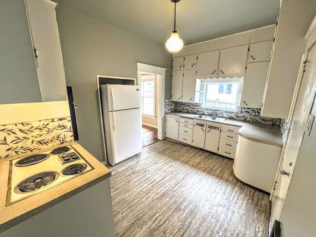 Building Photo - Charming Bungalow Centrally Located in Tacoma
