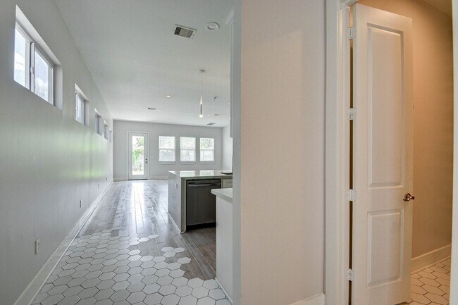 Foto del edificio - Luxury 4-Bedroom Home with Spacious Design...