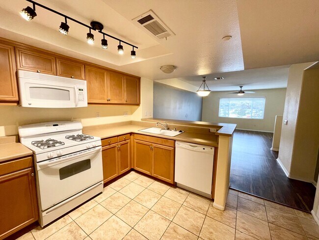 Building Photo - Spacious 3 BD 3 BATH Home with Garage in S...