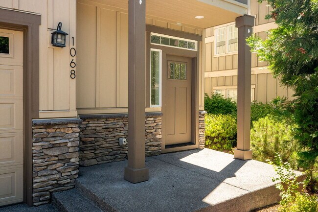 Building Photo - 3BR/2.5BA Townhome in Larkspur — Old Mill, Downtown & Bachelor All Close By