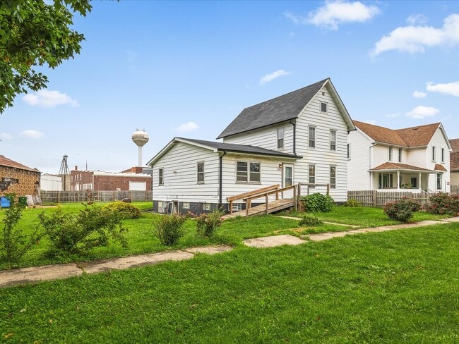 Building Photo - 305 N Holcomb Ave