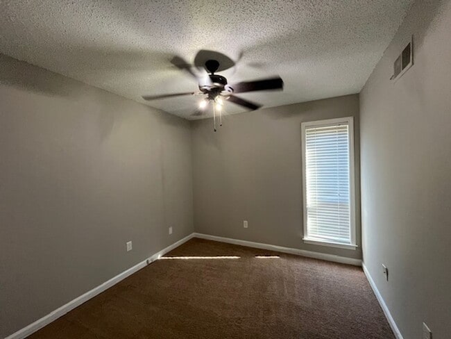 Foto del edificio - Renovated 3 Bedroom 2 Bath Home with 2 Car...