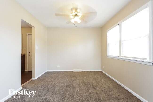 Building Photo - 904 Bowling Green Dr