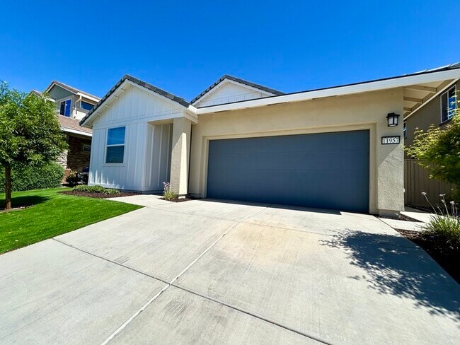 Foto del edificio - Beautiful Single Story 4 Bedroom SOLAR Hom...