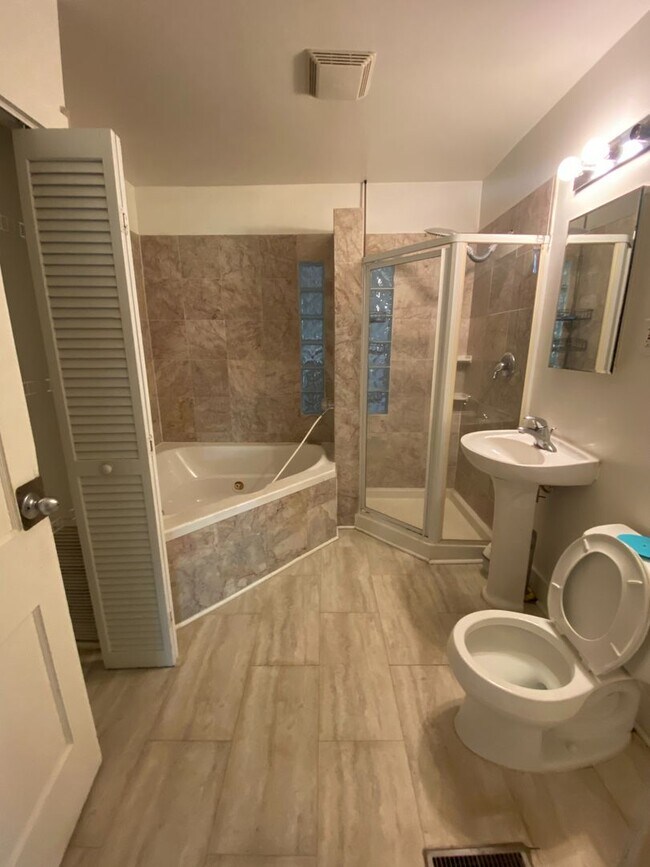 Building Photo - BEAUTIFUL 3 BED/ 1 BATH HOME READY FOR MOV...