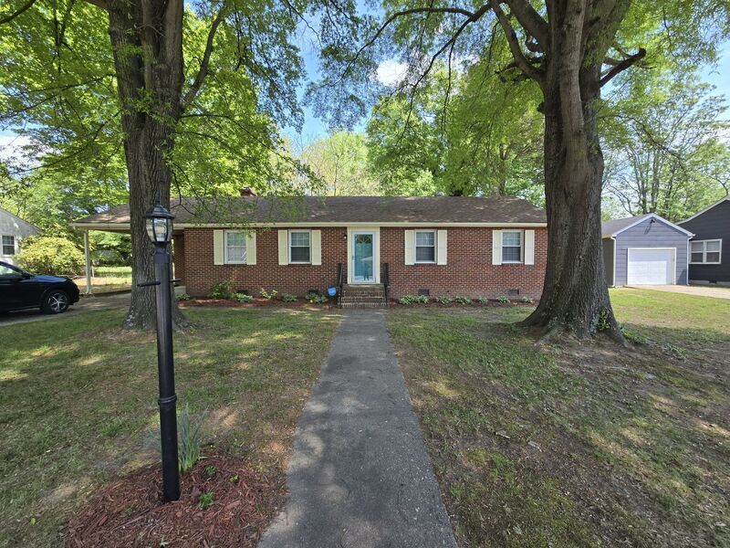 Primary Photo - 107 N Colonial Dr
