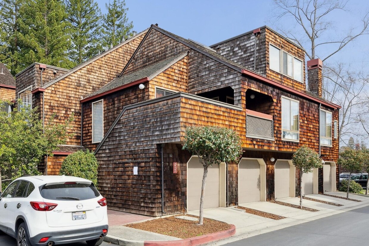 Primary Photo - Beautiful Ground-Floor 2BR Condo on Stanfo...