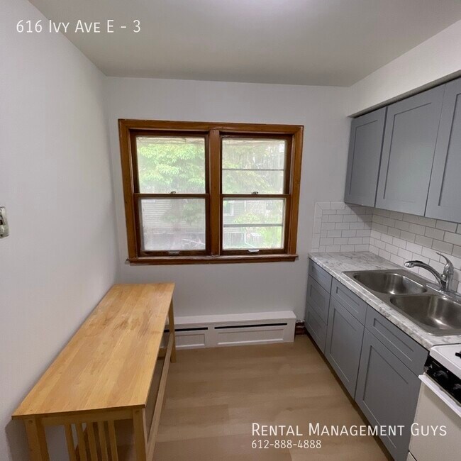 Foto del edificio - 616 Ivy Ave E