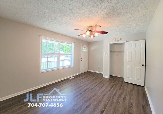 Building Photo - Lovely 3/2 Home in Albemarle