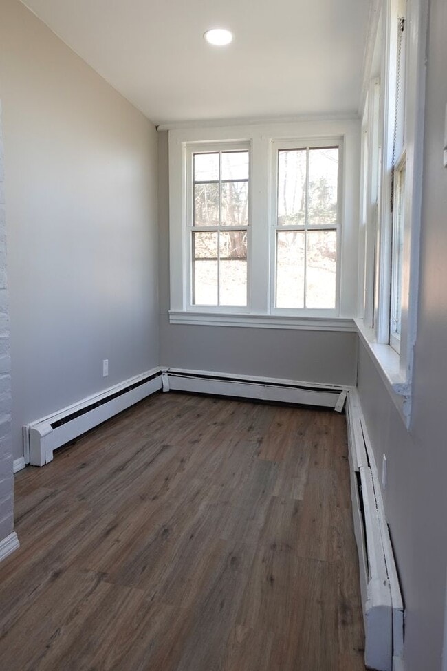 Building Photo - Super Cute 2 Bedroom Cottage