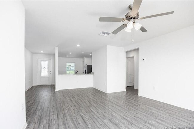 Foto del edificio - 1949 SE Sandia Dr