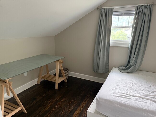 Building Photo - Suburban