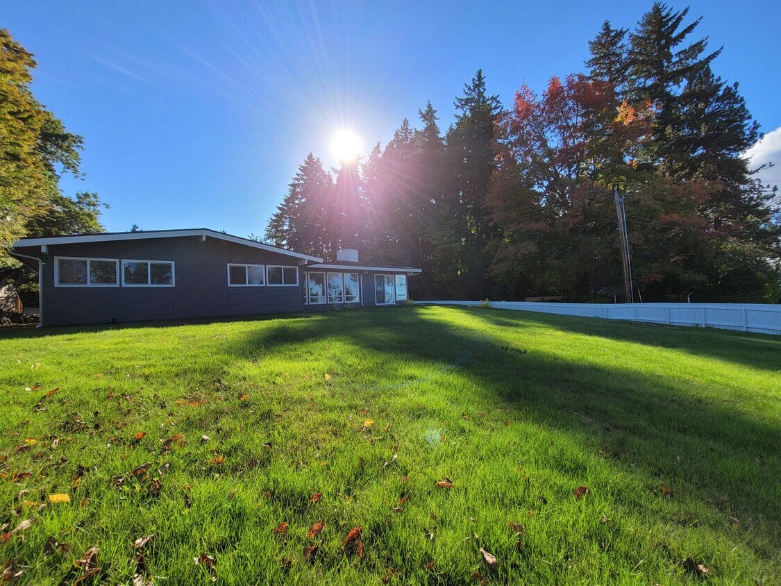 Primary Photo - Located on well known 92nd Ave Clyde Hill.