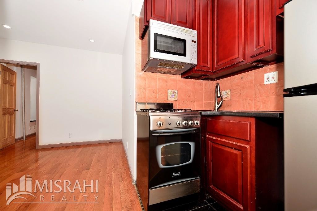 Primary Photo - 302 Mott St