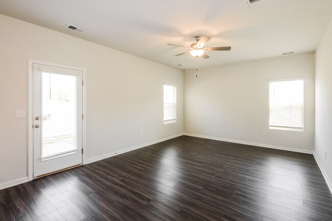 Foto del edificio - 251 Dorian Lp