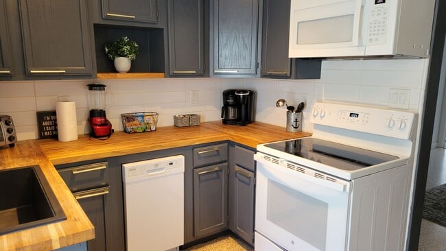 Building Photo - Annual UNfurnished nicely renovated 2/1 ha...