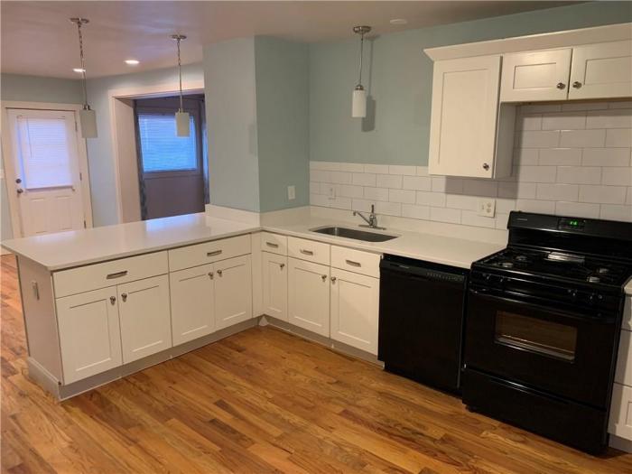 Foto principal - 3 bedroom in Barrington RI 02806