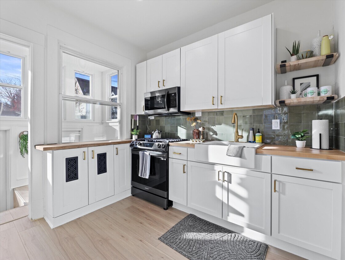 Foto principal - 1613 E Hartford Ave