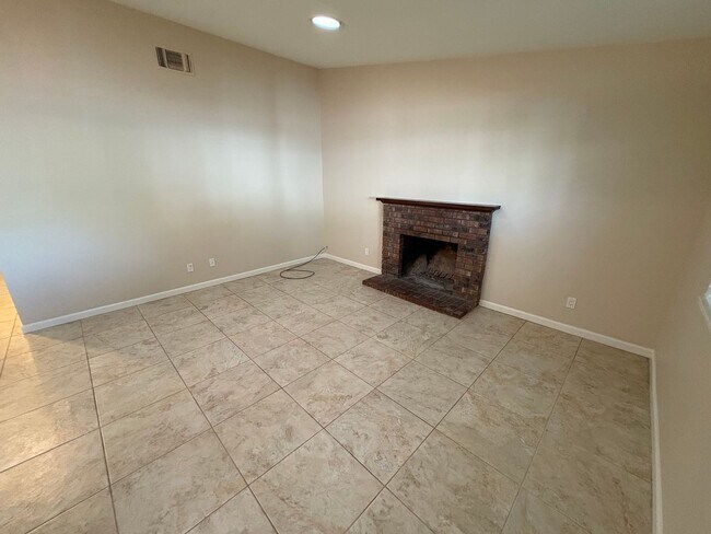 Foto del edificio - Cozy 3 Bed 2 Bath Home in La Riviera