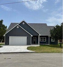 Building Photo - 720 Canyon Cir Dr