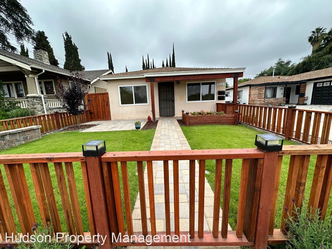 Foto principal - 3 br, 1 bath House - 903 W. Olive Ave. - 1...