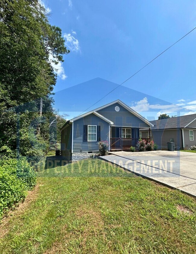 Building Photo - 2707 SE Woodland Dr