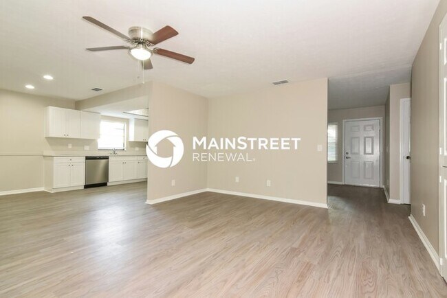 Building Photo - 5 Bedroom Pet-Friendly Home in Brandon, FL with Main Street Renewal
