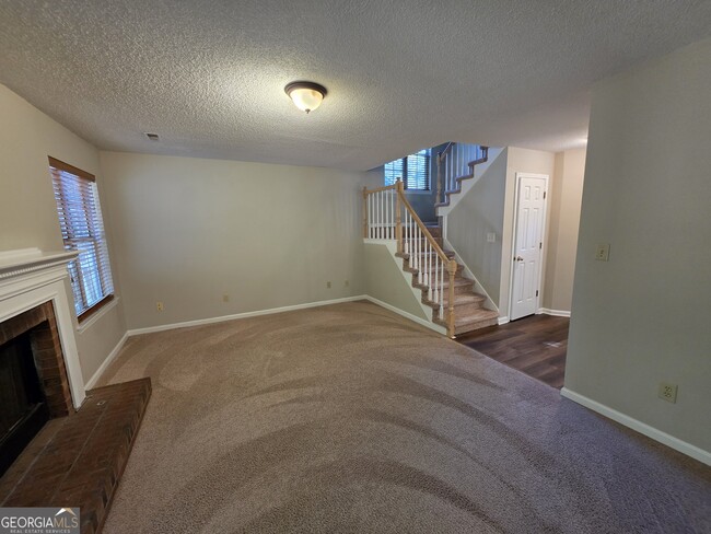 Building Photo - 302 Henley Way