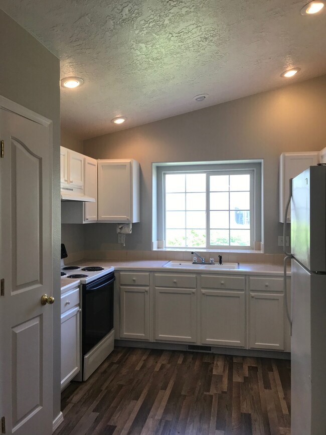 Foto del edificio - 3 Bed/2 bath...Newer Carpet and Flooring.....