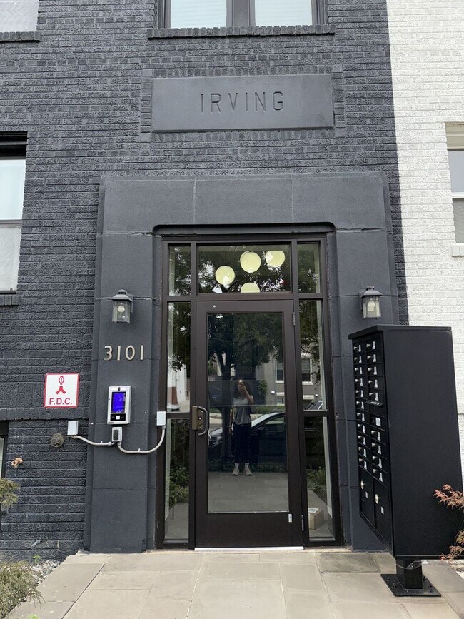 Building Photo - Bright Top-Floor 1BR Condo in Columbia Hei...