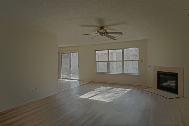 Foto del edificio - NE Heights Townhome Available For Move In
